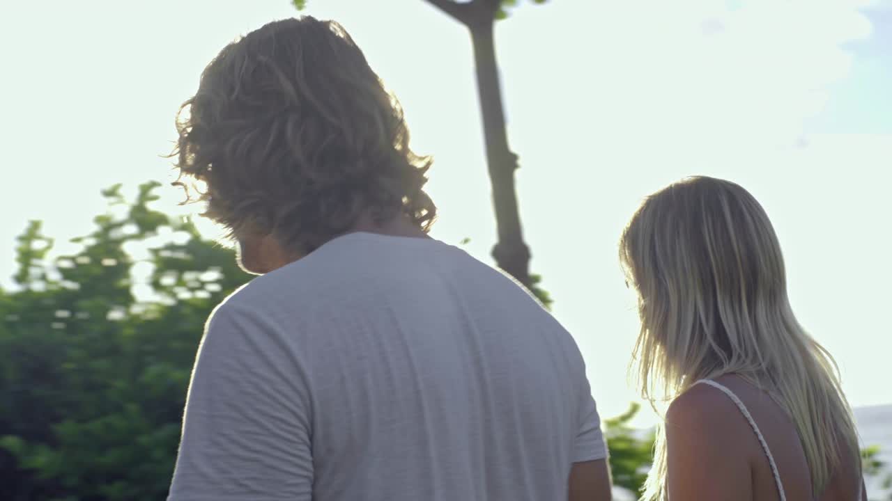 여름날 에 산책 하는 부부