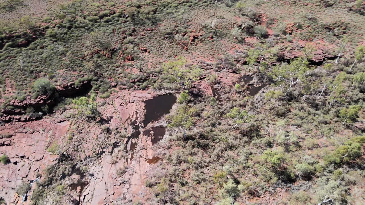 drone aéreo sobre un paisaje estéril en australia en un día soleado