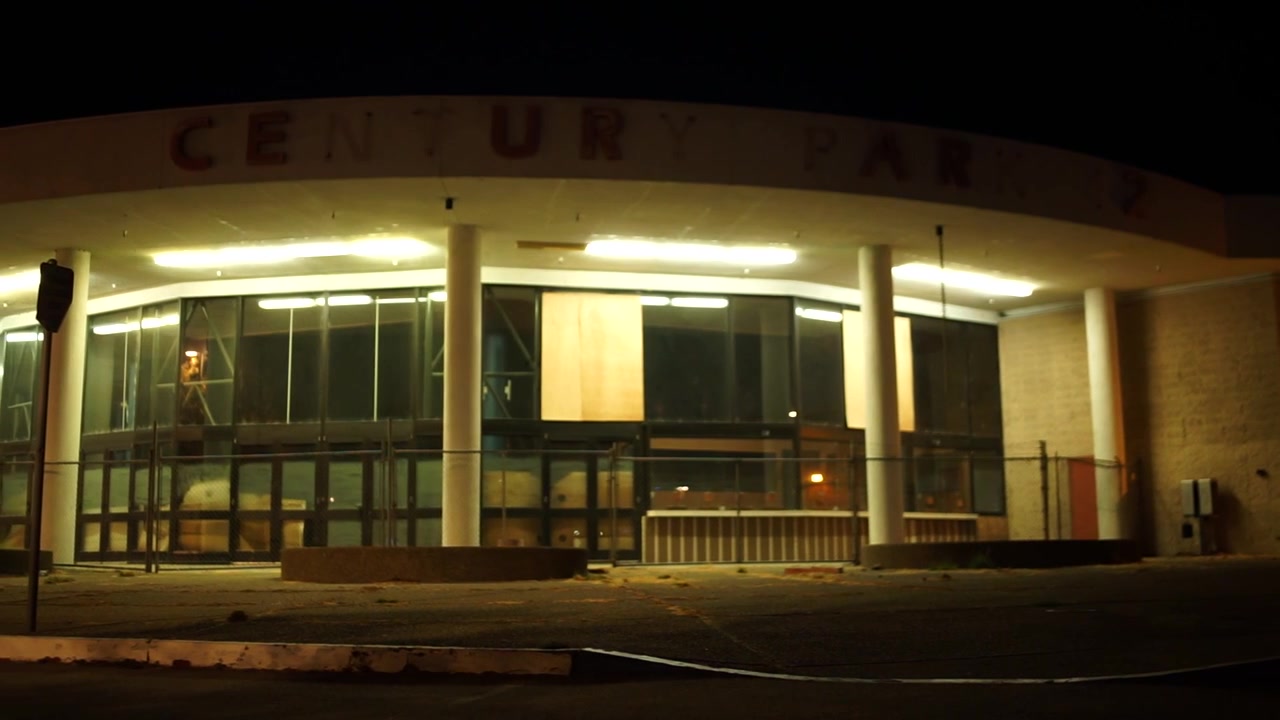 Panorámica de derecha a izquierda de un cine abandonado a 59.94 fps