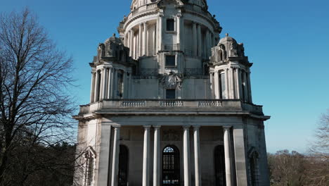 Monumento-Conmemorativo-De-Ashton-En-Williamson-Park-Lancaster,-Reino-Unido-Aspecto-Trasero-Pan-Hasta-Mostrar-Cúpula-De-Cobre