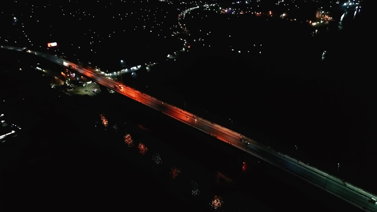 방글라데시 쿨나(khulna)의 야간 루프샤 다리(rupsha bridge)를 공중 전망 차량이 지나가고 있습니다.