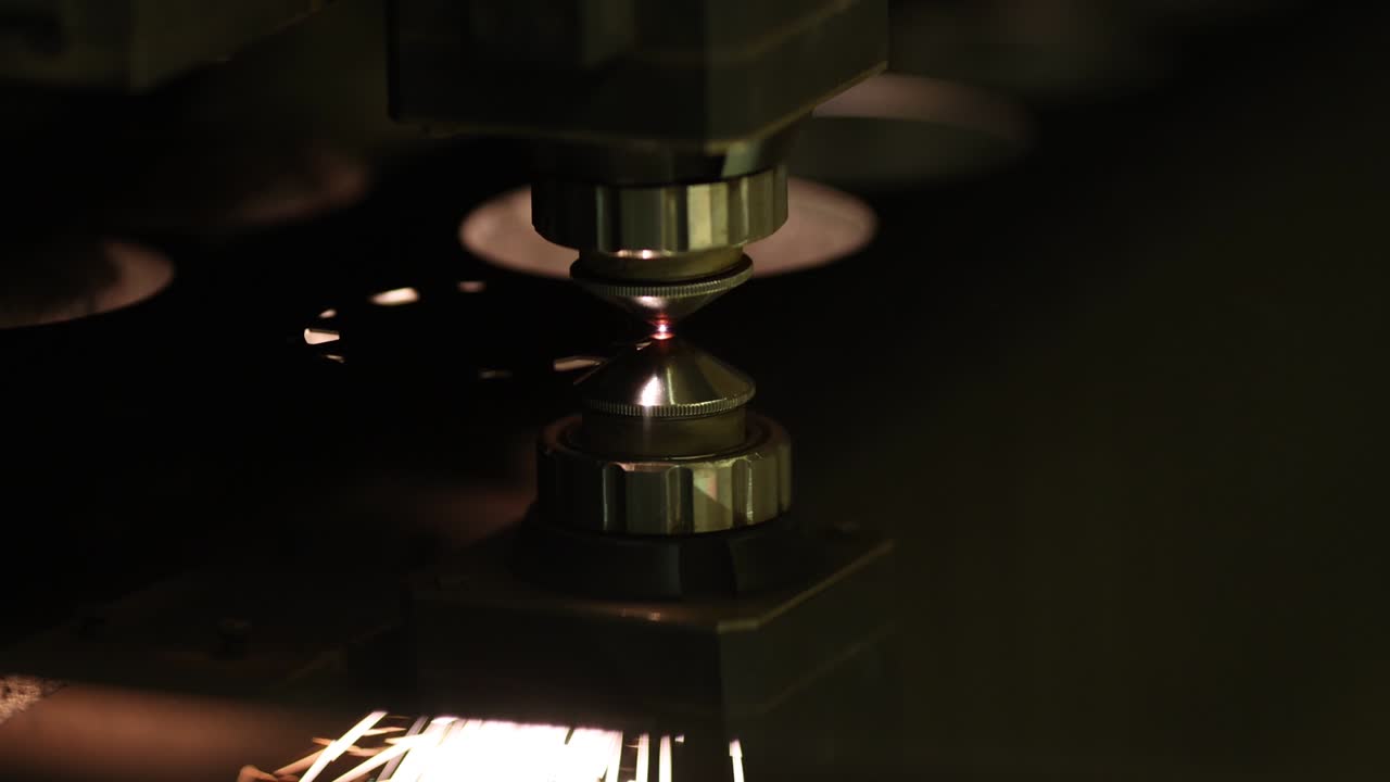 círculo de corte por láser en la hoja de hierro primer plano 4k película en cámara lenta