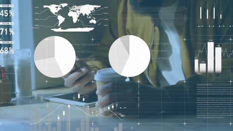 Animation-Der-Infografik-Schnittstelle-über-Dem-Mittelteil-Eines-Kaukasischen-Mannes,-Der-Kaffee-Trinkt-Und-Sein-Mobiltelefon-Benutzt