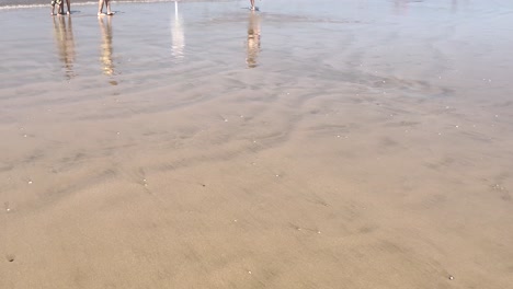 Junges-Und-Fittes-Mädchen,-Das-Am-Strand-Von-Caparica-Zum-Meer-Rennt