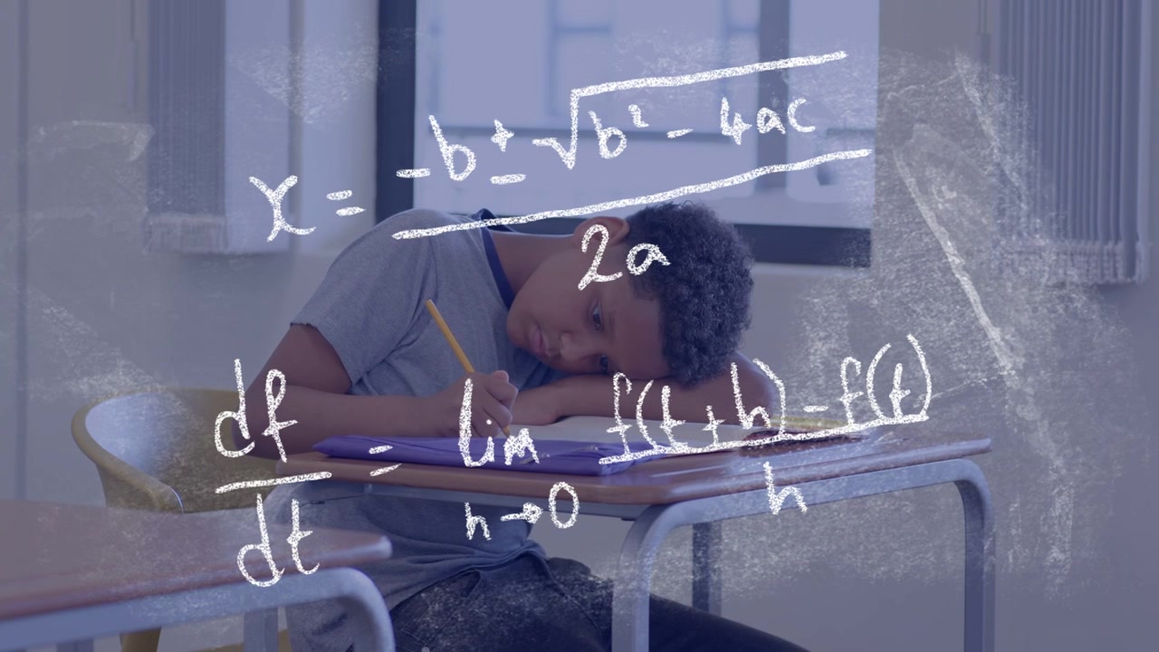 Junge schreibt am Schreibtisch, hebt den Kopf, wodurch mathematische Formeln auf einer Tafel zum Lernen erscheinen