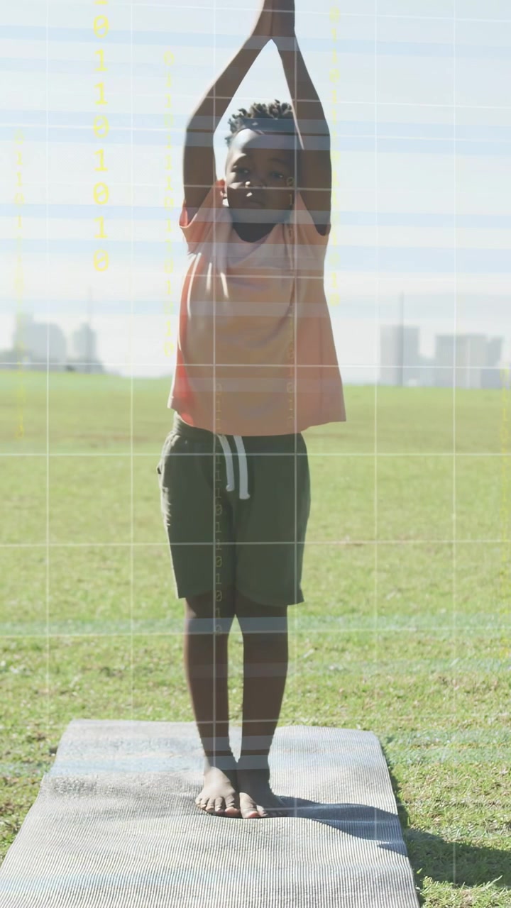 Video verticale: Ragazzo che inizia l'allenamento alzando le braccia, facendo plank e flessioni, con una sovrapposizione binaria sul soggetto
