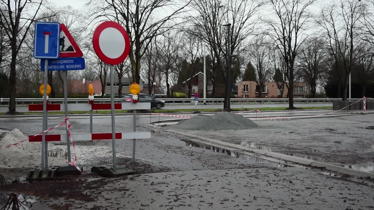 мокрая дорога европейская дорога с наваленным на обочине снегом со стройплощадками