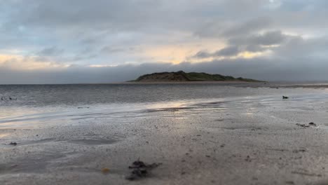 Low-Angle-Aufnahme-Der-Insel-Bartragh,-Killala,-County-Mayo,-Irland