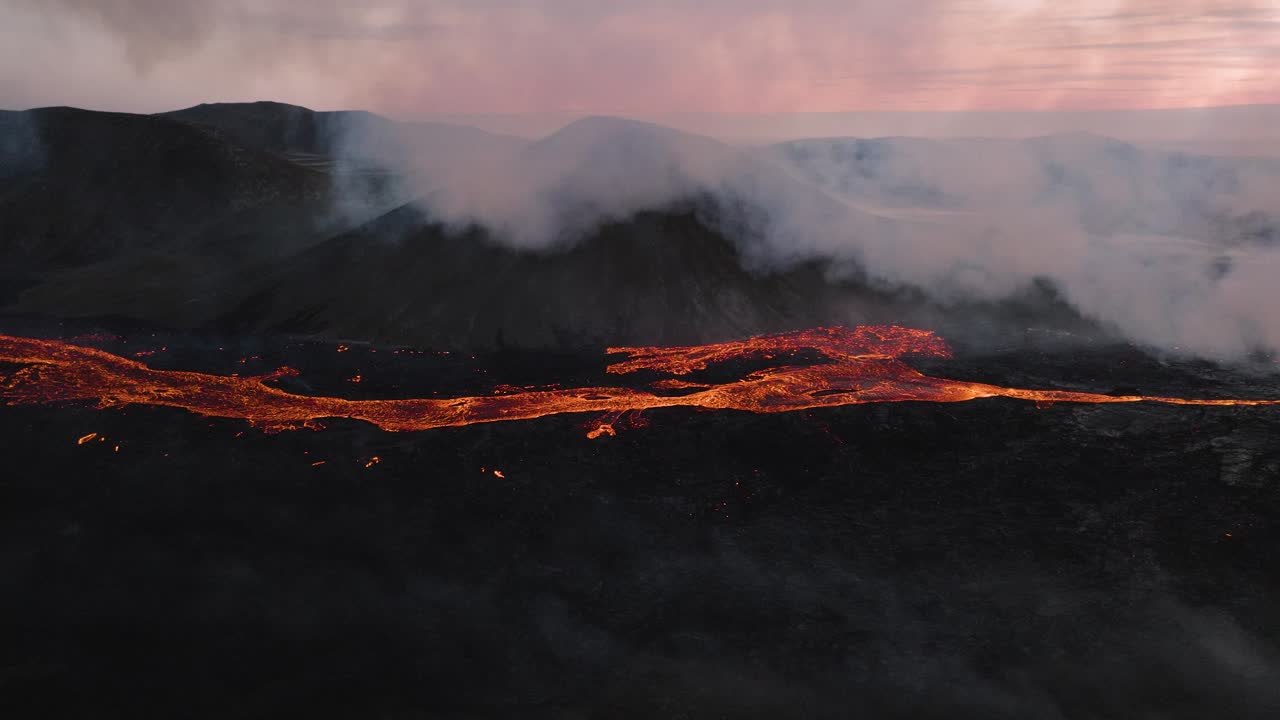 gran flujo efusivo de lava volcánica durante la nueva erupción de 2023 en islandia, aérea