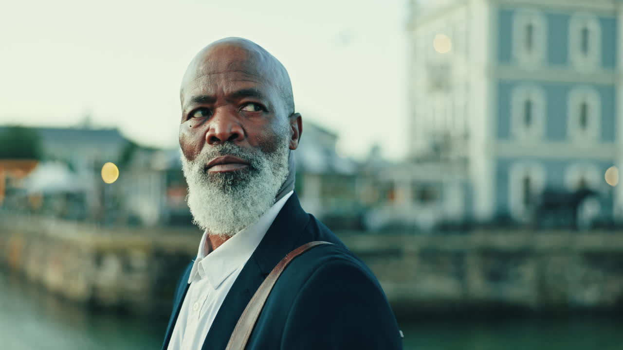 serio, pensativo y empresario africano