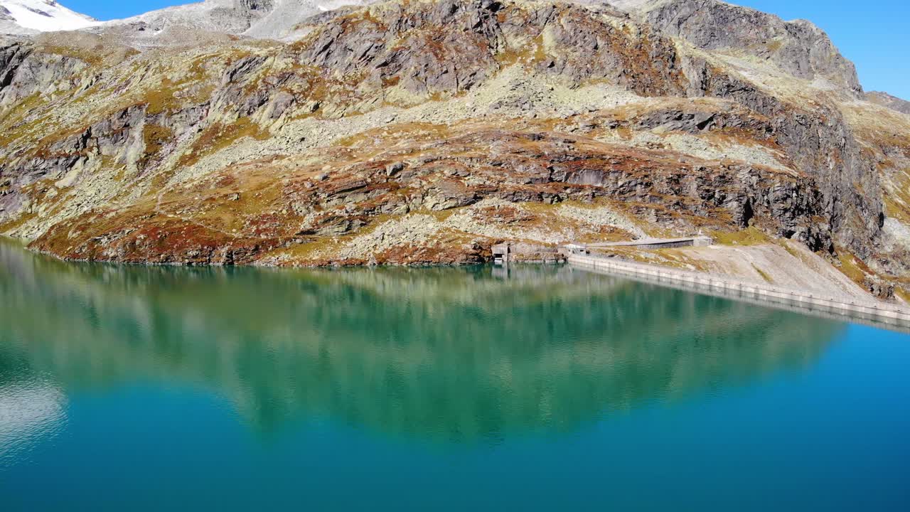 오스트리아 잘츠부르크에 있는 바위산 옆의 바이세 호수와 저수지의 잔잔한 푸른 물