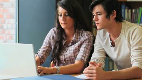 estudiantes que aprenden juntos