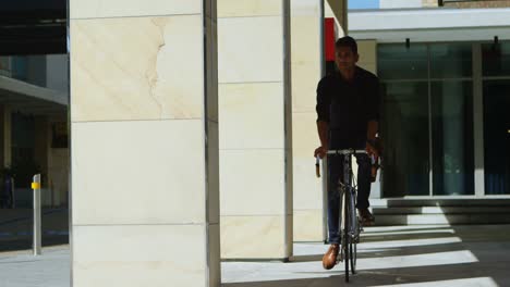 Hombre-Que-Viaja-Al-Trabajo-Montando-Bicicleta-En-Las-Instalaciones-De-La-Oficina-4k