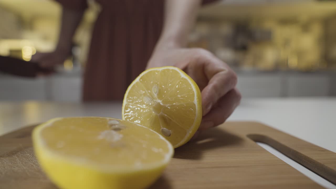 разрезая лимон