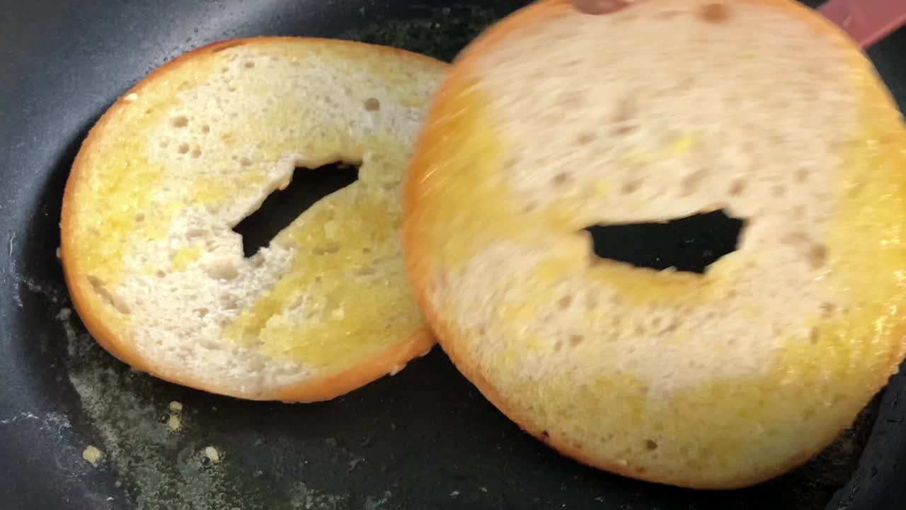 cocción de hamburguesas pan sándwich bagels, concepto de hamburguesa. sabrosas hamburgueras caseras a la parrilla cocinar. con ruido y fondo de bokeh enterrado.