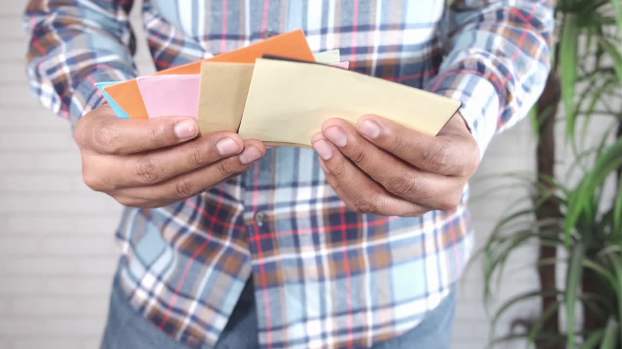 색상 표본을 들고 있는 사람