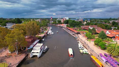 vista aérea de catamaranes navegando por el río tigre en tigre, argentina