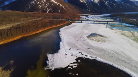 la deriva del hielo de primavera en un gran río desde la vista de un pájaro 4k