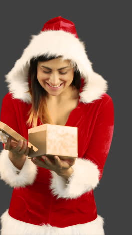 chica sexy en disfraz de santa abriendo un regalo