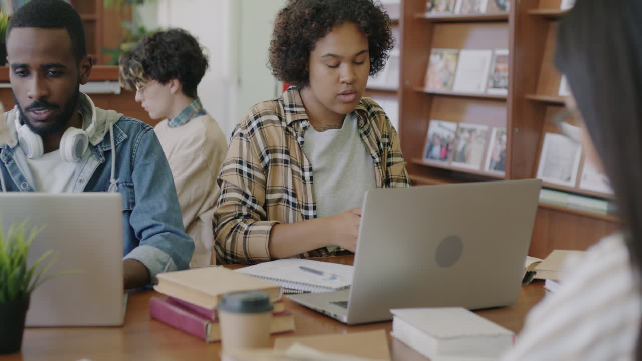 estudiantes que estudian en una biblioteca