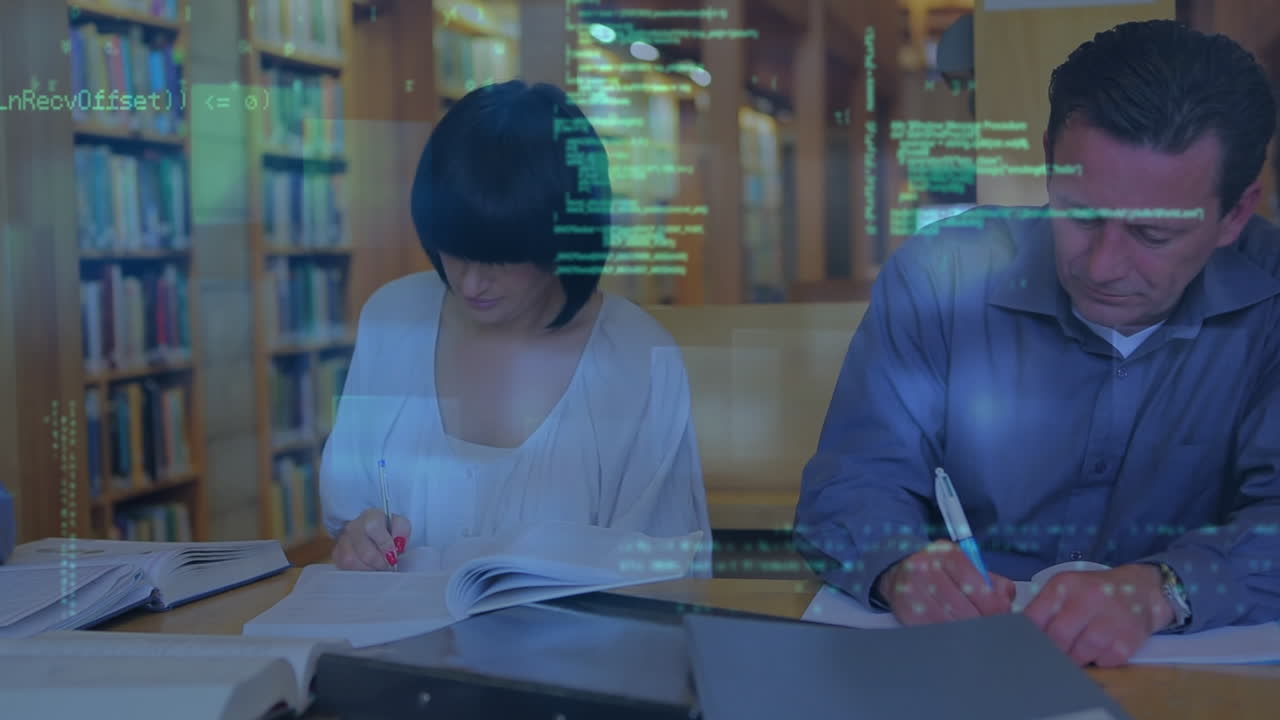 도서관에서 일하는 다양한 성숙한 남녀 학생에 대한 데이터 처리의 애니메이션