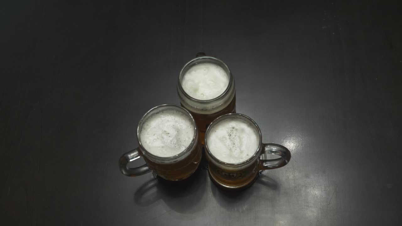 친구들에게 환호합니다.