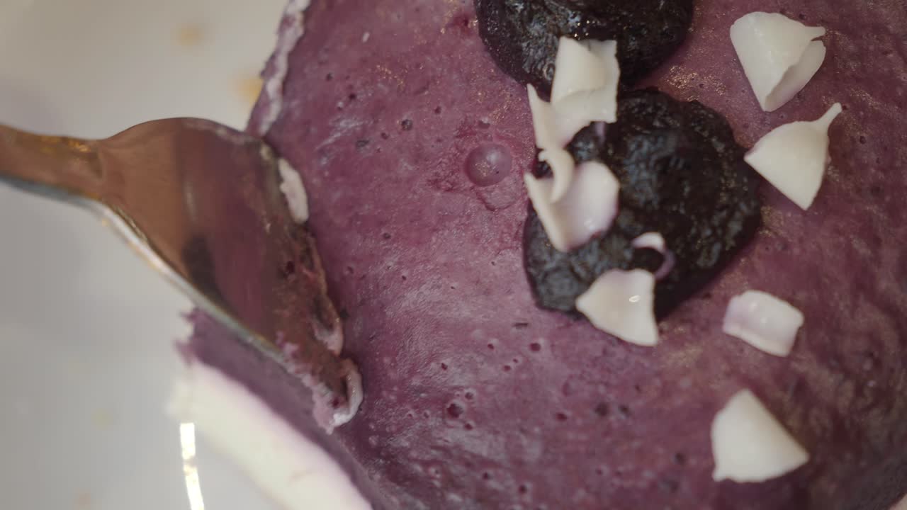 postre púrpura con bayas y crema batida