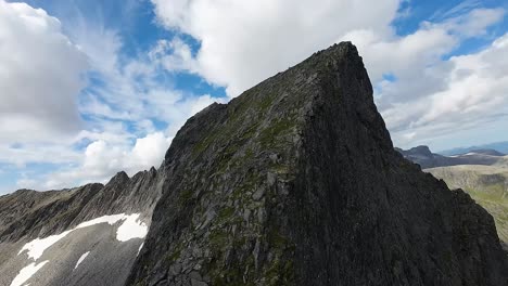 El-Dron-FPV-Se-Embarca-En-Una-Aventura-épica,-Escalando-Una-Montaña-Majestuosa-Antes-De-Descender-Emocionantemente-Por-Su-Escarpada-Cresta-Con-Precisión-Y-Gracia.