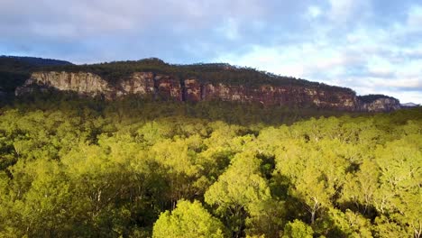 Vista-Aérea-over-Carvarvon-National-Park-with-forests-trees-montaña-ranges-Victoria-Australia