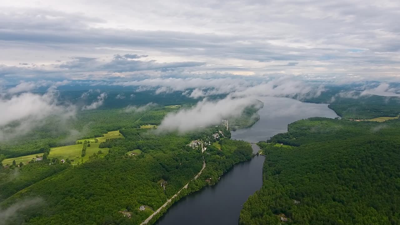un espectacular drone de 4k filmado por encima de las nubes en verano, sobre parker pond y pleasant lake, ubicado en casco, maine, ee.uu.