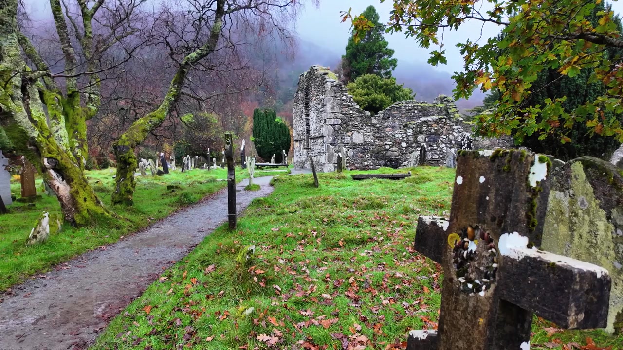 Irlanda Glendalough Wicklow rovine di chiesa in cimitero giornata invernale nebbiosa