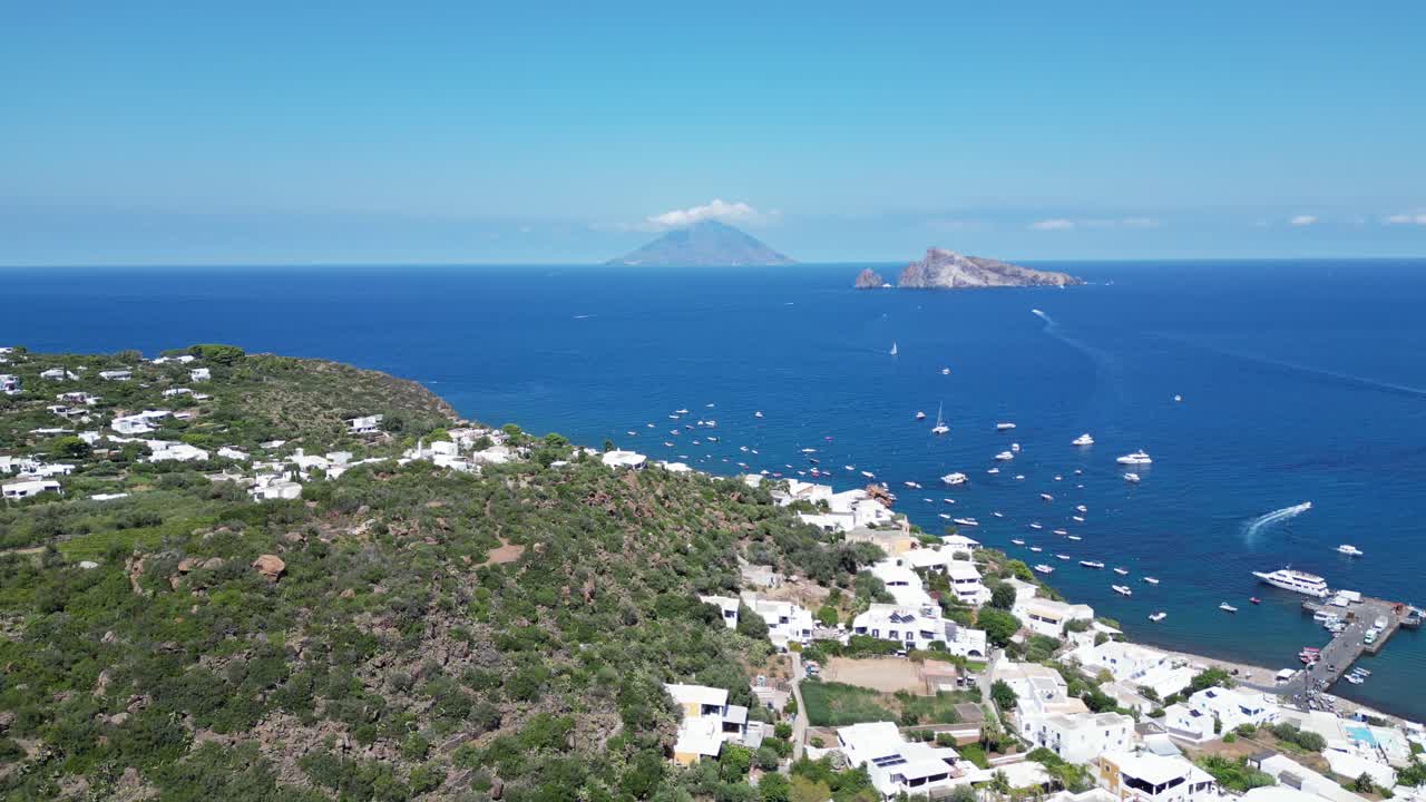 la isla de panarea, sicilia con vistas al volcán stromboli