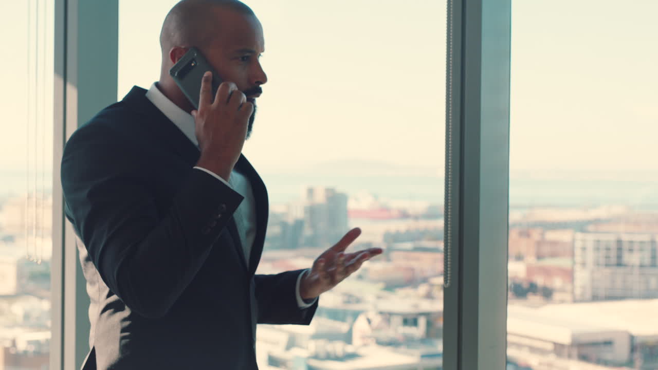 CEO, forretningsmand og telefonsamtale ved vinduet