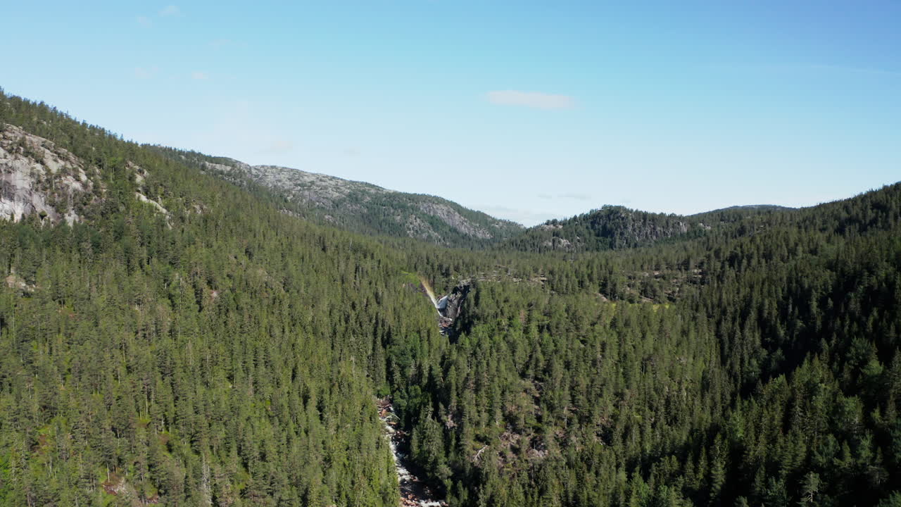vista aérea hacia la cascada rjukanfossen, soleado, día de verano, en tinn, agder, sur de noruega - dolly, drone shot