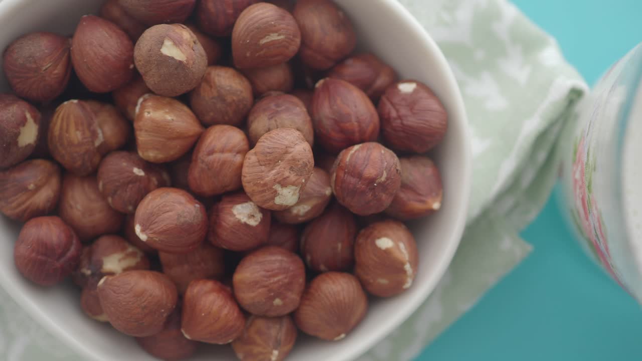 Ciotola di nocciole