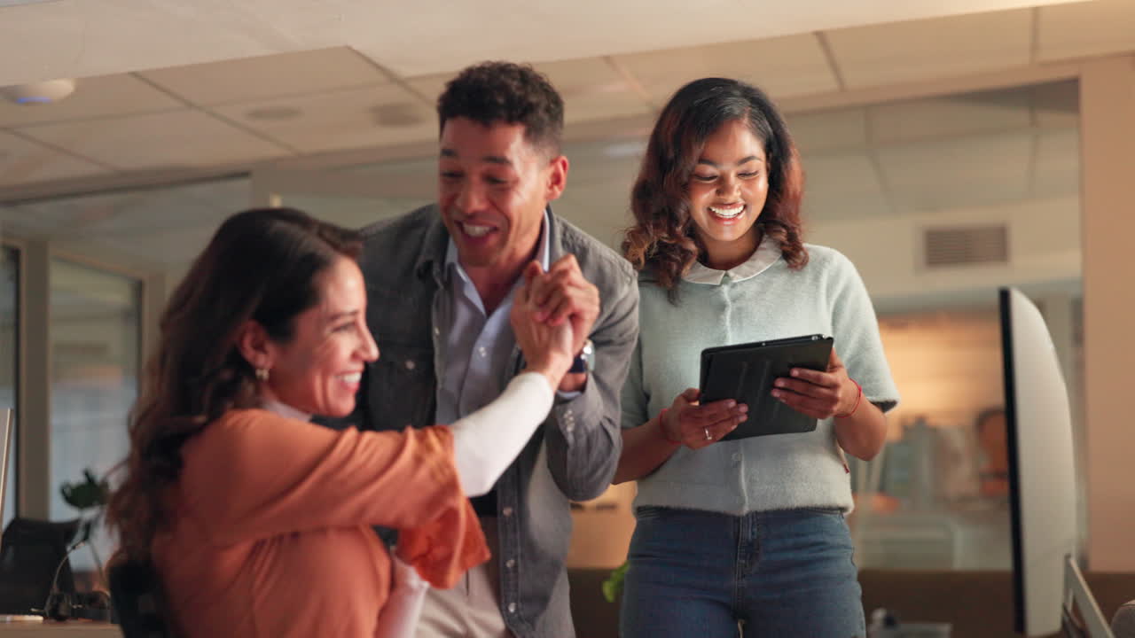 equipo celebrando el éxito