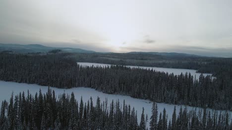 Himmlische-Winterlandschaft:-Eine-Malerische-Luftaufnahme-Von-Schneebedeckten-Fichten-In-Der-Nähe-Des-Latremouille-Sees-Und-Der-Kleinen-Festung-Highway-24-An-Einem-Bewölkten-Tag-Fort-Highway-24-An-Einem-Bewölkten-Tag