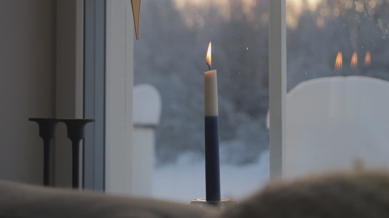 핀란드의 독립의 날을 기념하는 불빛과 한 겨울이 배경입니다.