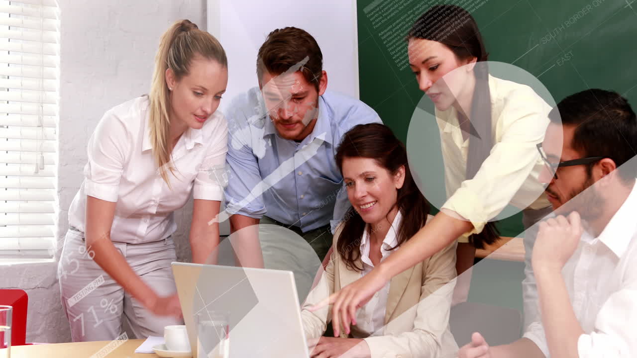 animación de la interfaz infográfica sobre diversos compañeros de trabajo discutiendo informes en la computadora portátil en la oficina