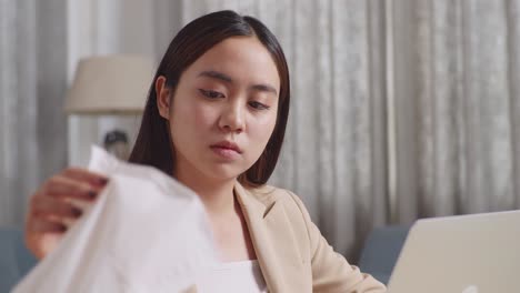 아픈 동안 집에서 일하는 여성