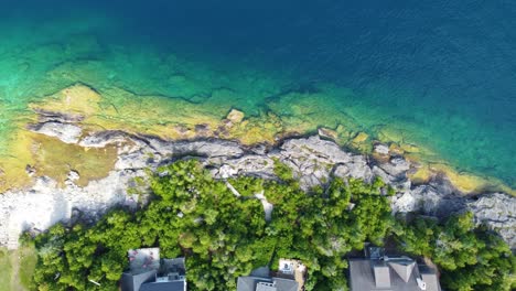 Aerial-view-of-the-crystal-clear-waters-along-the-shores-of-Georgian-Bay,-Ontario,-Canada