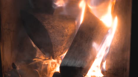 chimenea en una cabaña en la naturaleza, al aire libre, camping