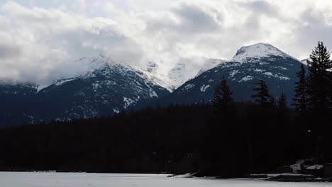 Zeitraffer-Von-Wolken,-Die-über-Berge-Im-Green-Lake,-British-Columbia,-Rollen