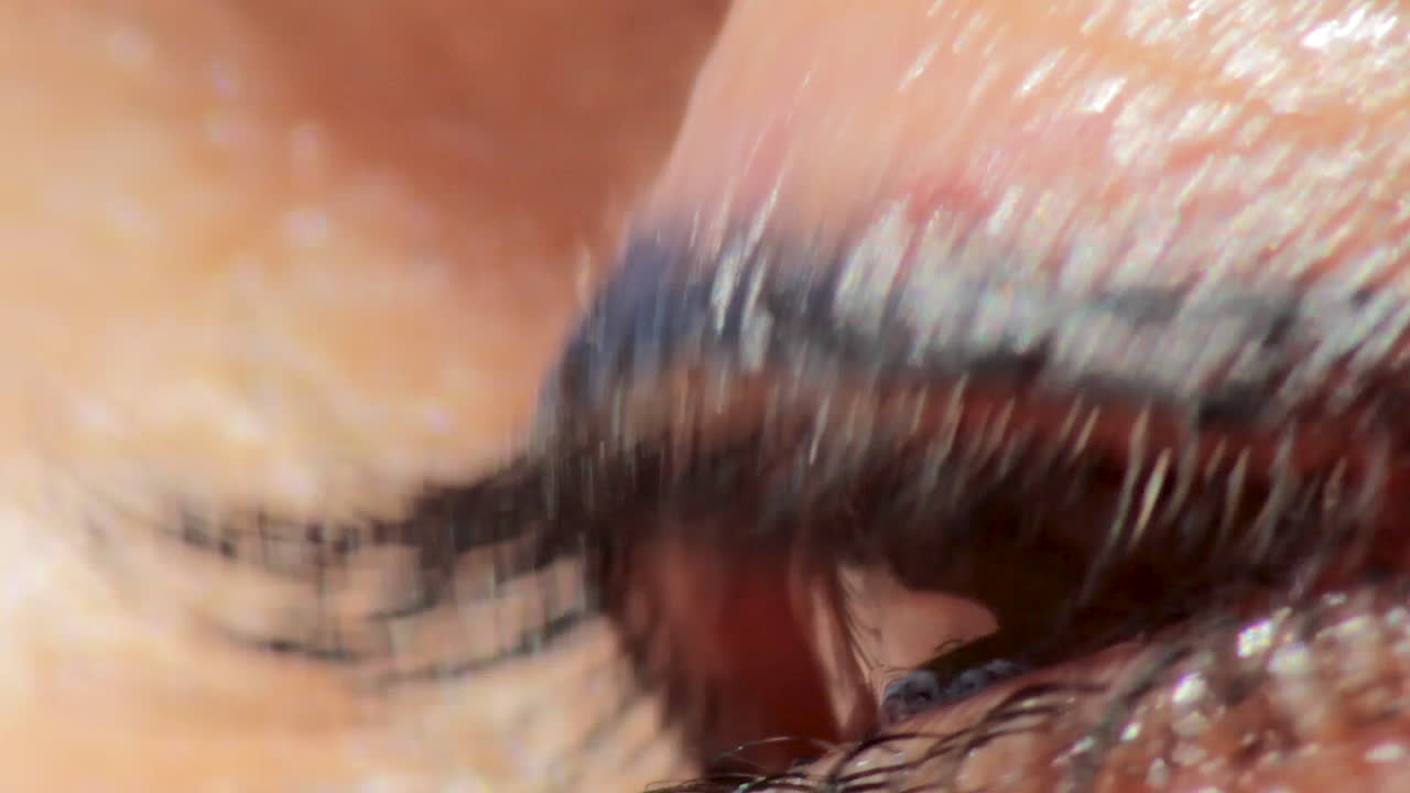 mujer marrón ojo bola primer plano macro con reflejos y brillo 04