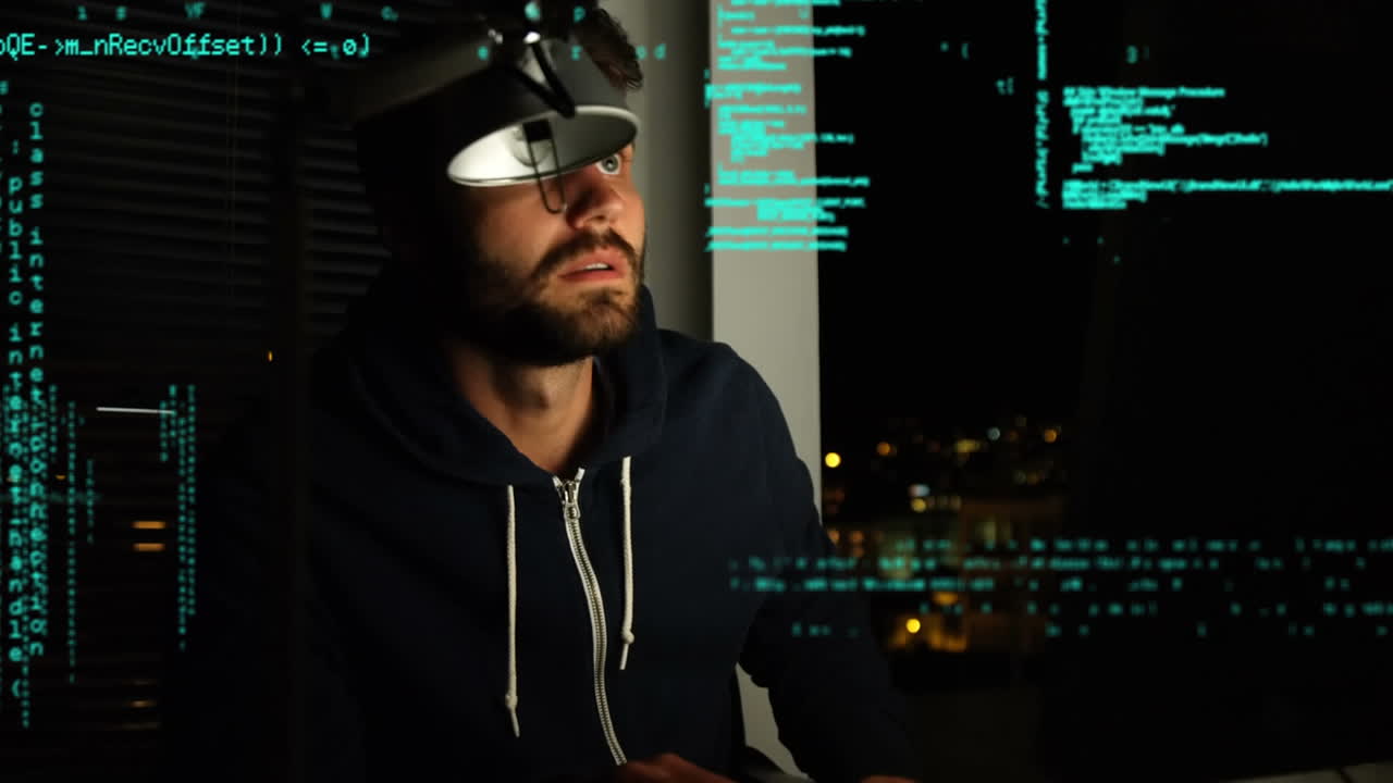 hacker usando una computadora y códigos de programas