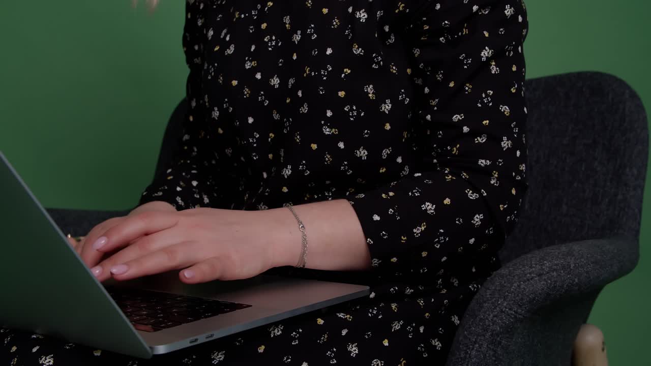 노트북 키보드에 타이핑을 사용하는 비즈니스 여성 전문 사용자 작업자의 여성 손은 온라인으로 작업하는 홈 오피스 책상에 앉아 있습니다.