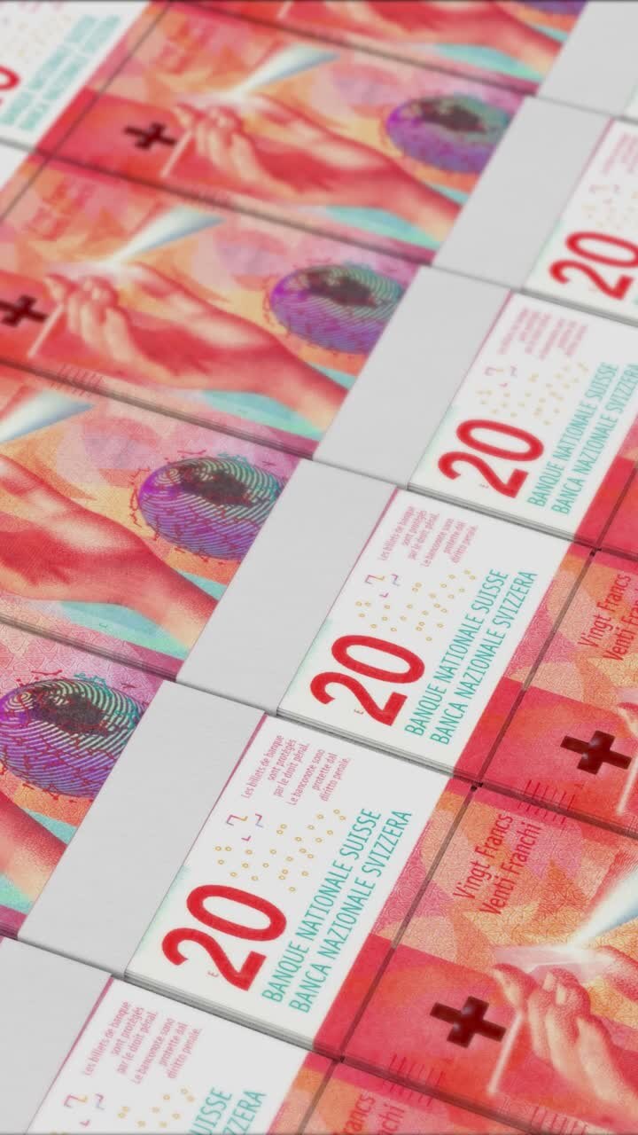 vertikales video von 20 schweizer franken-banknoten, die von einer geldpresse gedruckt werden