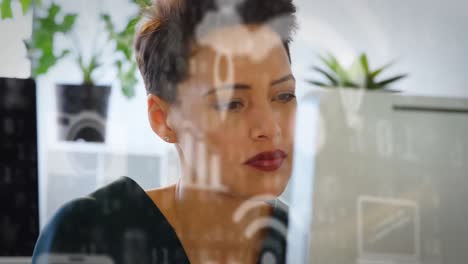 animación de una red de iconos digitales sobre una mujer de negocios en la oficina.