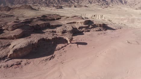 vista aérea de una formación rocosa única en un paisaje desértico