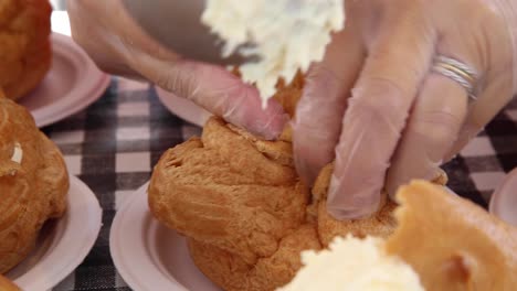 Hojaldre-De-Crema-Pastelera-Gigante-Con-Una-Cucharada-De-Crema-Que-Se-Deja-Caer-En-Pan-De-Masa-Blanda